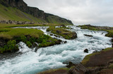 Bonita e imponente cascata na Islândia