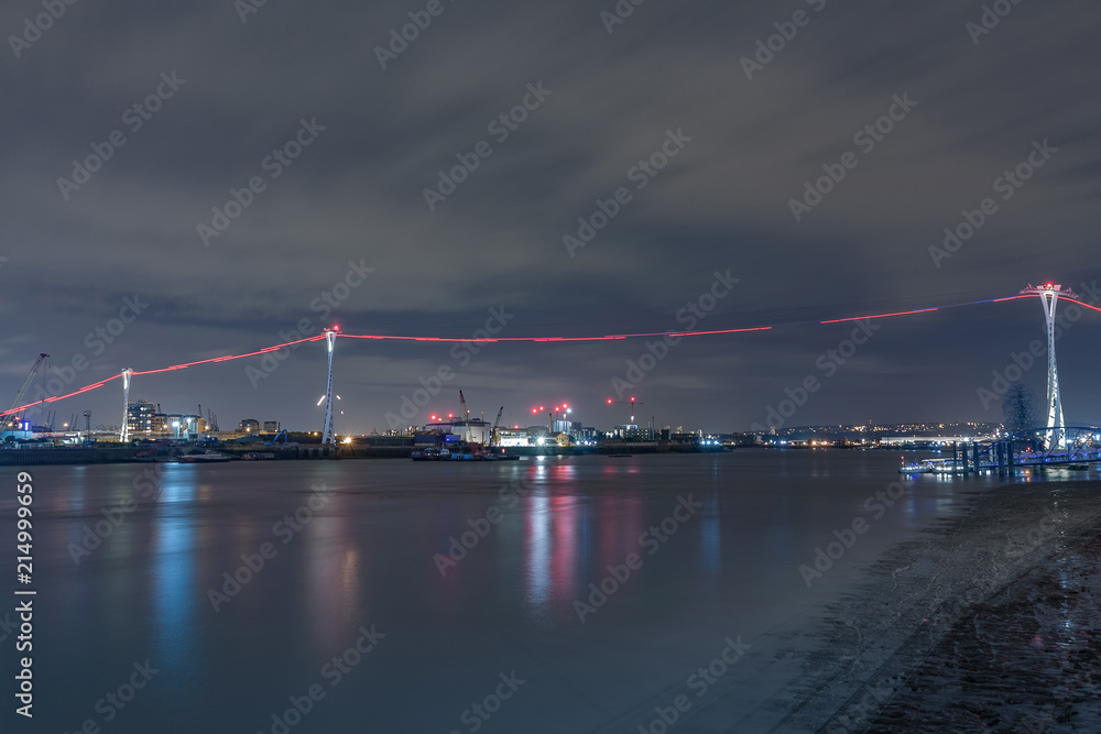 Obraz premium Cable car link across river Thames