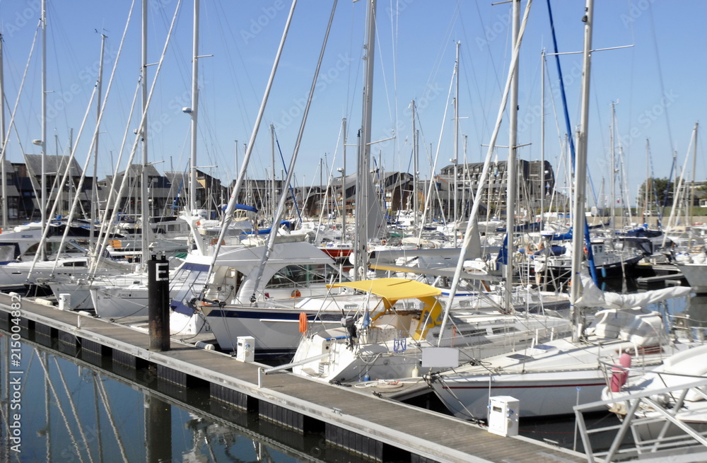 Le port de Deauville, bateaux de plaisance amarrés, département du Calvados, Normandie, France