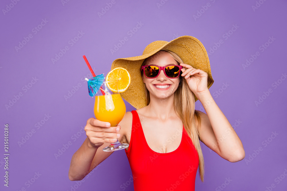Φωτογραφία Party mood and beach style isolated on bright purple background! Blonde girl in