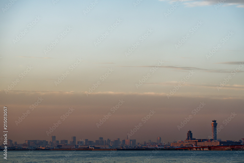 Fototapeta premium 夕暮れの羽田空港