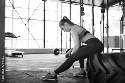 Young muscular woman sittin...