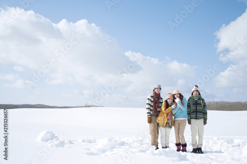 雪原で微笑む若者たち