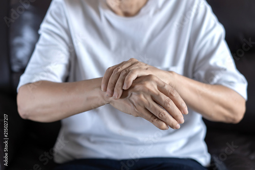 Foto arthritis old person and Elderly woman female suffering osteoarthritis