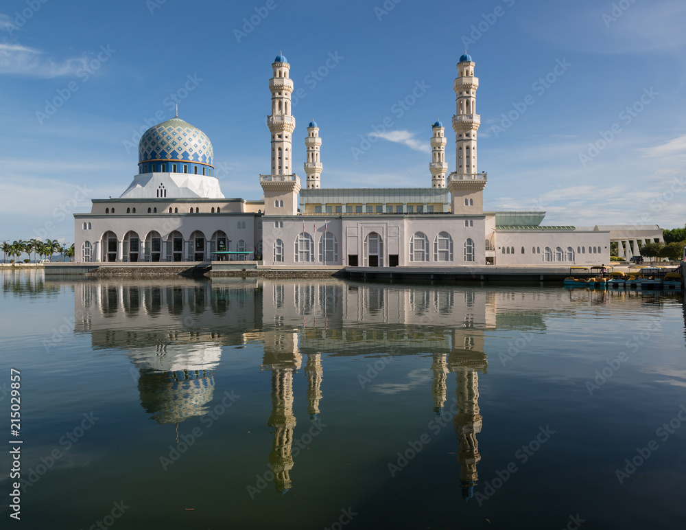 Obraz premium The floating City Mosque in Kota Kinabalu, Sabah, Malaysia