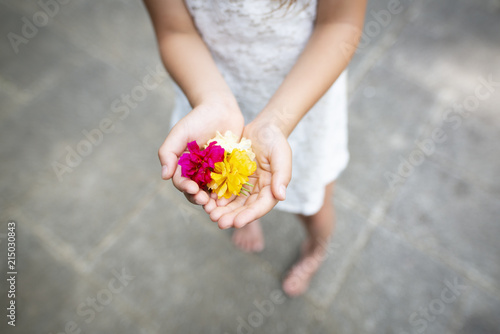Φωτογραφία カラフルな花を差し出す子供