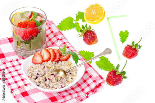 Porridge from oat flakes, strawberries, mint