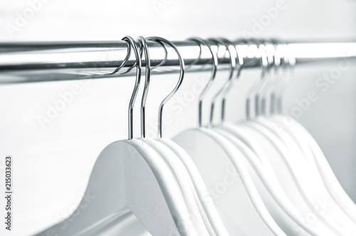 Chaotically places hangers on the rack
