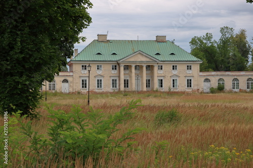 Klasycystyczny pałac Małachowskich w Białaczowie koło Opoczna, Polska, zarośnięty wysoką suchą trawą ogród