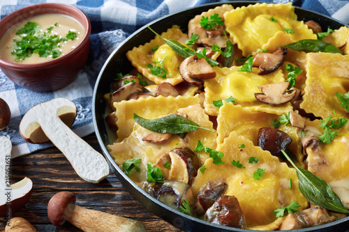 Fényképezés homemade ravioli in garlic mushrooms sauce