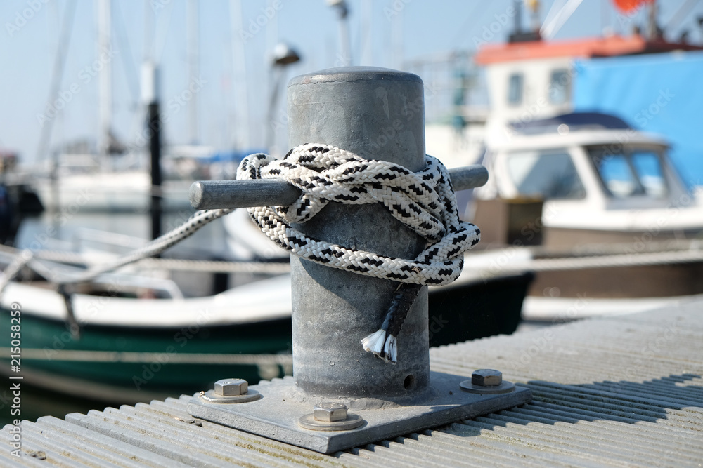 Festmacherpoller am Hafen Festmacherpoller am Hafen