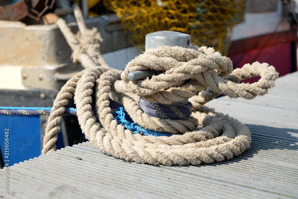Fototapeta premium Seil um Poller am Hafen