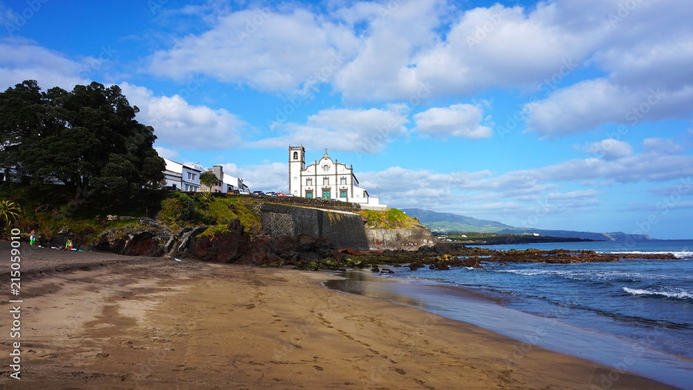 Strand vor der Kirche Igreja de São Roque in Ponta Delgada, Azoren