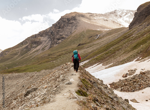 Randonneurs de montagne dans les Alpes suisses photo