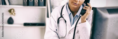 Fotografia Female doctor calling on phone