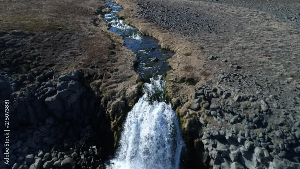 Cascade et plage de sable noir en Islande vue par drone Cascade et plage de sable noir en Islande vue par drone