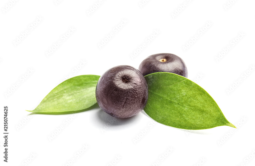 Obraz premium Fresh acai berries with leaves on white background