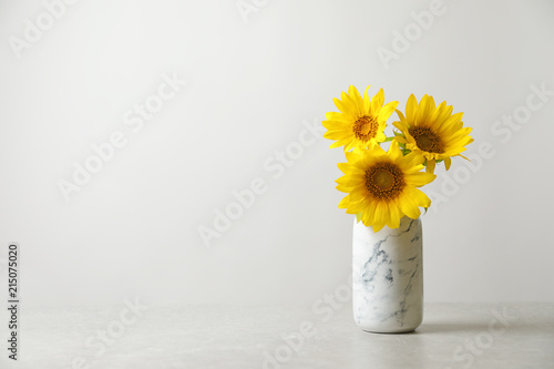 Fototapeta Naklejka Na Ścianę i Meble -  Vase with beautiful yellow sunflowers on table