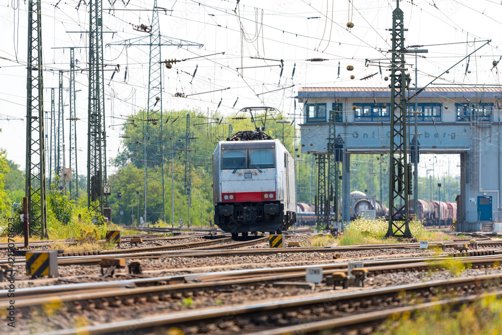 Naklejka premium Moderne Elektro Lokomotive im Rangierbahnhof
