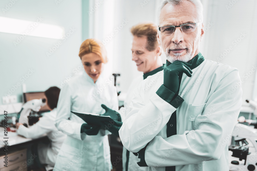 Obraz premium Sensational research. Elderly famous chemist feeling very thoughtful after making sensational research