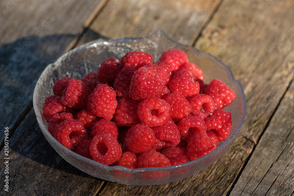 Himbeeren in flacher Glasschüssel Himbeeren in flacher Glasschüssel