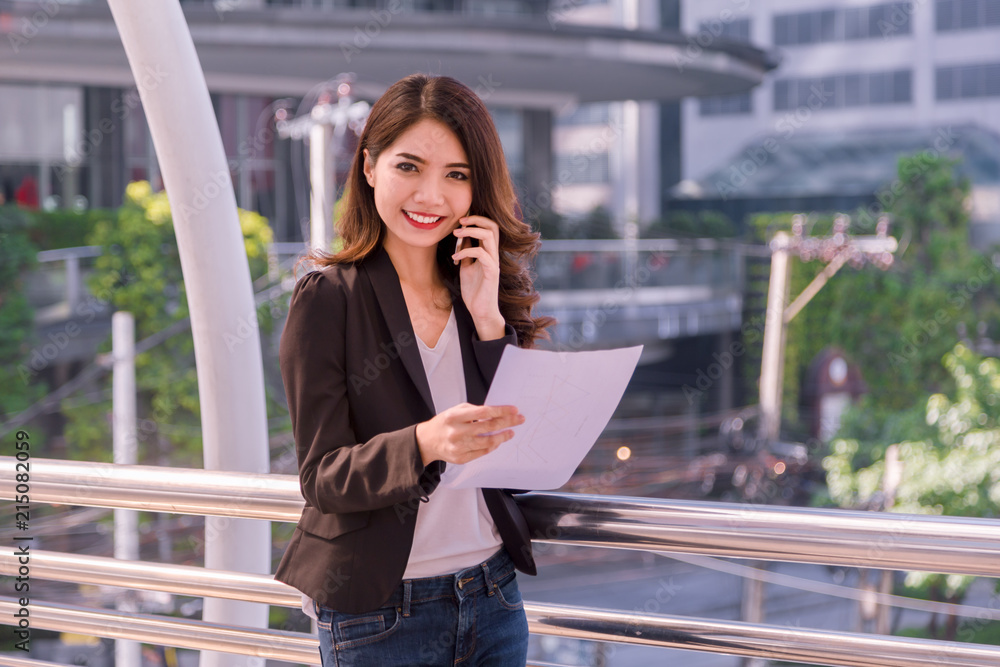 Fototapeta premium Business women are talking to business people over the phone.