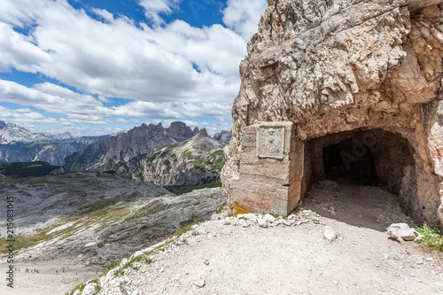 Fotografia Entrance to the Italian war gallery on Mount Paterno, Tre Cime di Lavaredo, Dolo