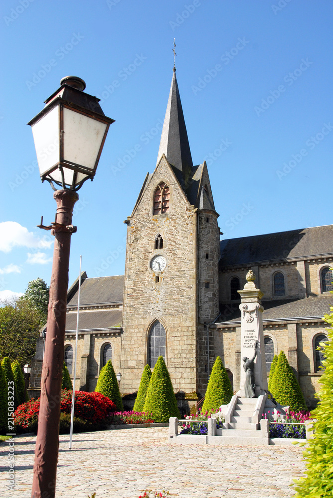 Ville de Condé-sur-Noireau, église Saint-Martin, réverbère et monument aux morts, département du Calvados, Normandie, France