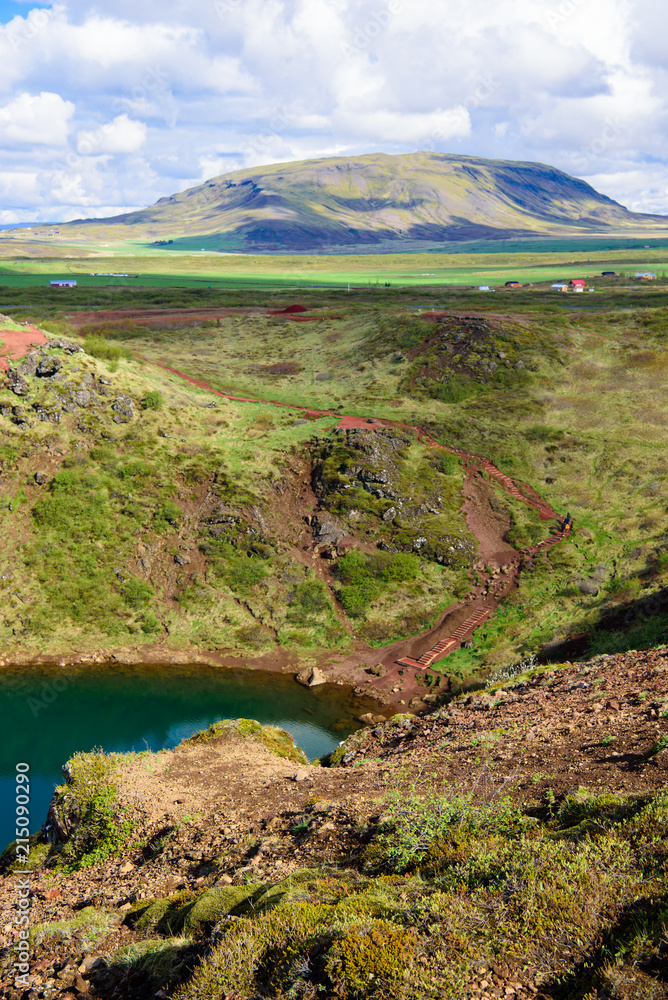 Kerið, lago de cráter volcánico en la ruta del Círculo Dorado de Islandia.