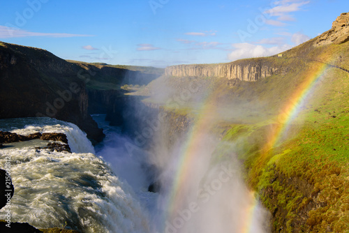 Cascada de Gullfoss con el arco iris en verano  vista de p  jaro   Islandia
