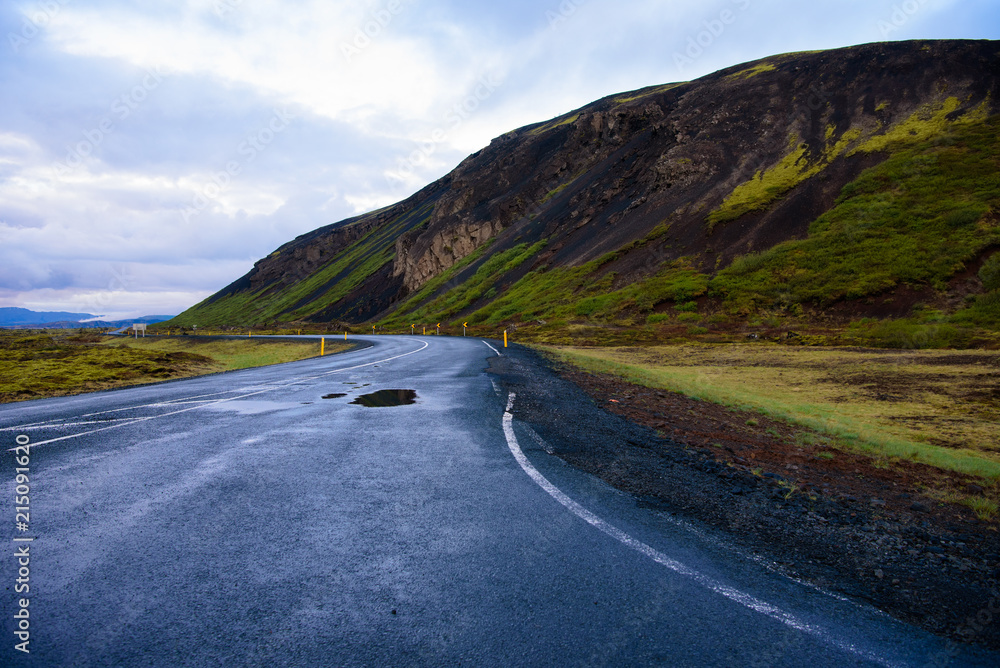 Fototapeta premium Islandia carretera con curvas hacia el horizonte