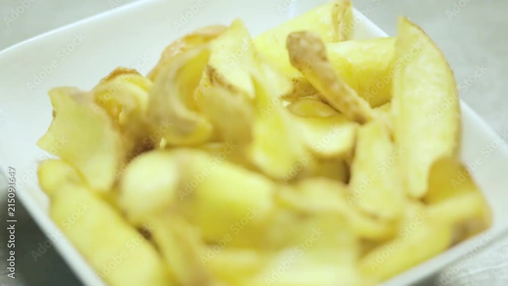Porzione di patatine fritte in un piattino profondo Porzione di patatine fritte in un piattino profondo