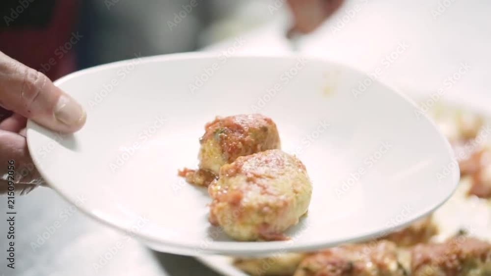 Polpette di pesce impiattate in un ristorante di lusso con basilico e olio extra vergine di oliva e sugo Polpette di pesce impiattate in un ristorante di lusso con basilico e olio extra vergine di oliva e sugo