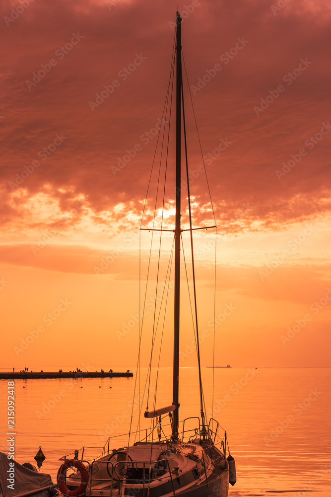 Segelschiff im Hafen bei Sonnenuntergang als Hintergrund