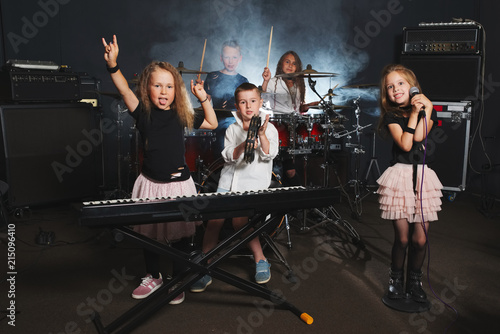 Valokuva happy children singing and playing music