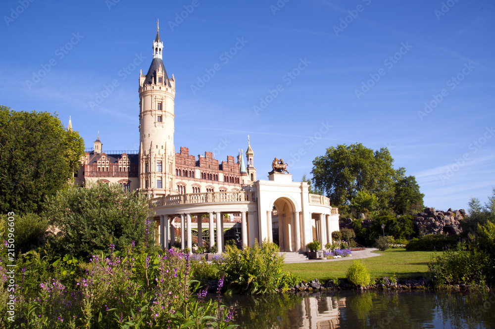 Schweriner Schloss von der Gartenseite aus