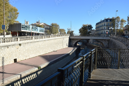 Narbonne : centre-ville, le canal de la Robine à l'étiage pour le nettoyer. photo