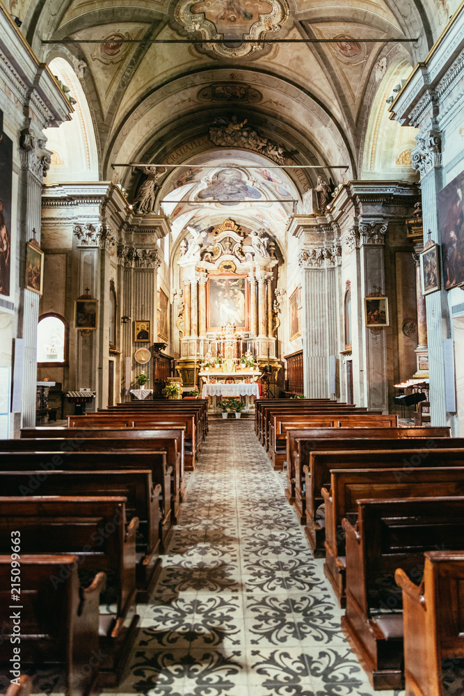 Innenaufnahme einer katholischen Kirche in Italien, düster, Limone