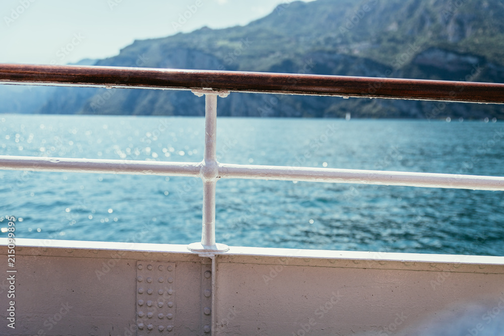 Reling auf Passagierboot, Gardasee