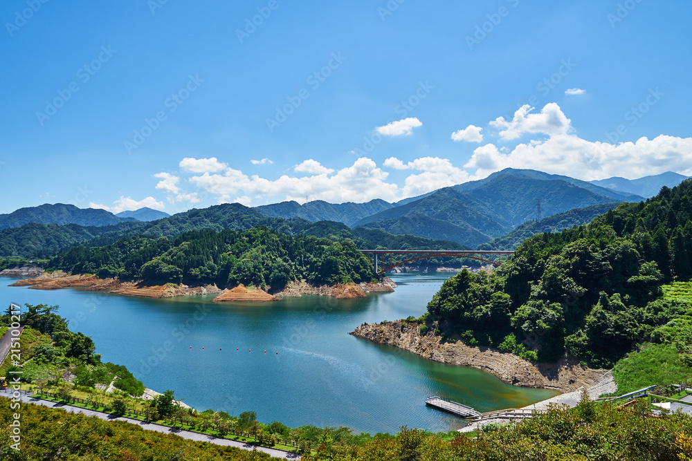 Φωτογραφία 夏の宮ヶ瀬湖と虹の大橋