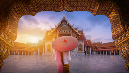 Keuken achterwand Bangkok Vrouw met rode paraplu marmeren tempel  © nuttawutnuy