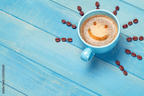 Kaffee Tasse mit Kaffeebohnen Hintergrund mit lachendem Gesicht