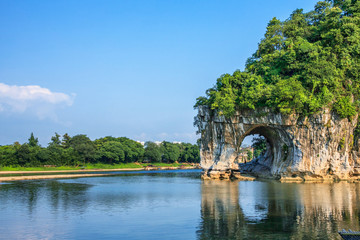Leinwandbilder Guilin Elefantenrüsselberg am Li-Fluss  © XuSong