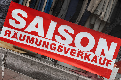 Räumungsverkauf Werbebanner im Schaufenster photo