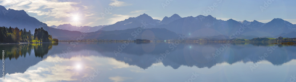 Berge im Allgäu spiegeln sich im Forggensee