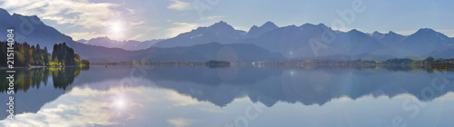 Berge im Allgäu spiegeln sich im Forggensee