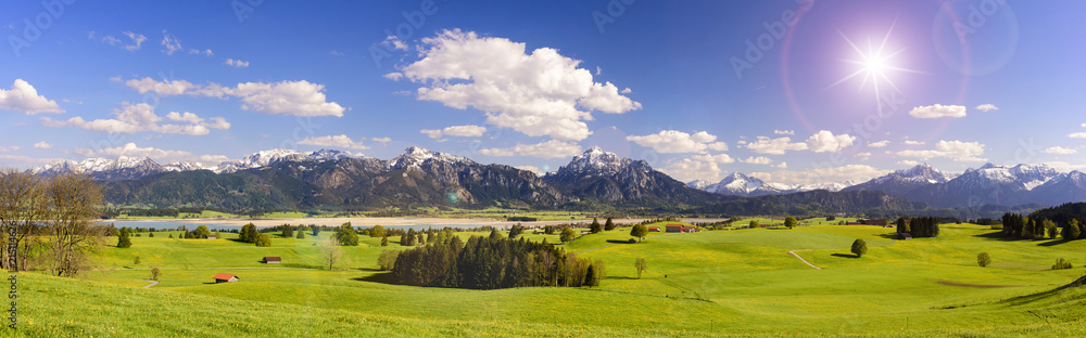 Panorama Landschaft mit Berge am Forggensee im Allgäu in Bayern