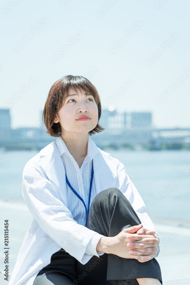 膝を立てて座りリラックスする女性 Stock Photo Adobe Stock