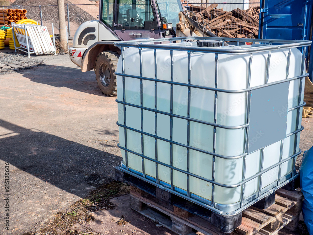 Wassertank auf einer Baustelle Stock-Foto | Adobe Stock