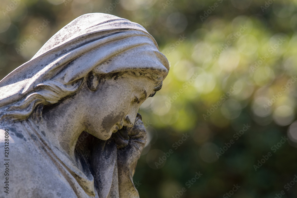 Obraz premium Grabfigur auf einem Friedhof